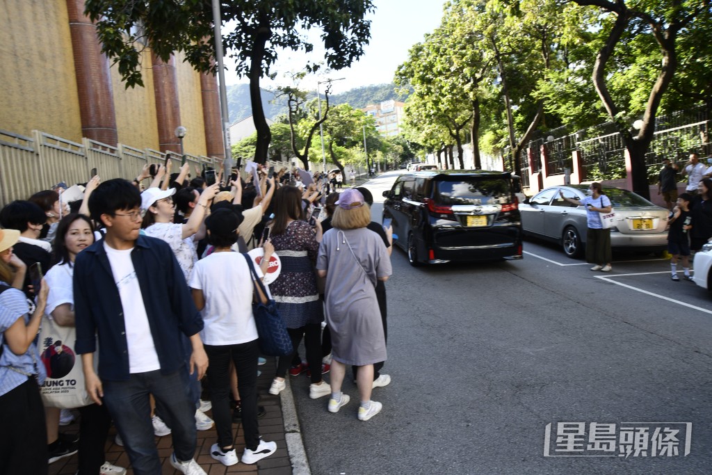 姜濤跟粉絲見面握手後，便匆匆上七人車離開。