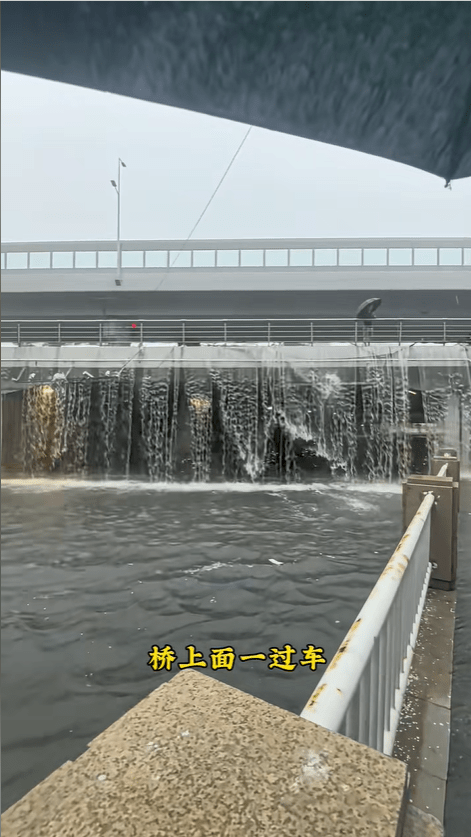 受台风巴威外围环流影响，沈阳市因暴雨陷入历史性瘫痪。 抖音