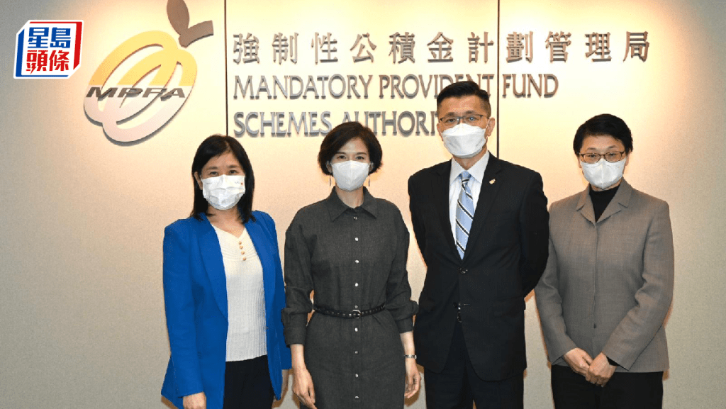左起:積金局署理營運總監許慧儀,主席劉麥嘉軒,行政總監鄭恩賜,執行董事(政策)余家寶