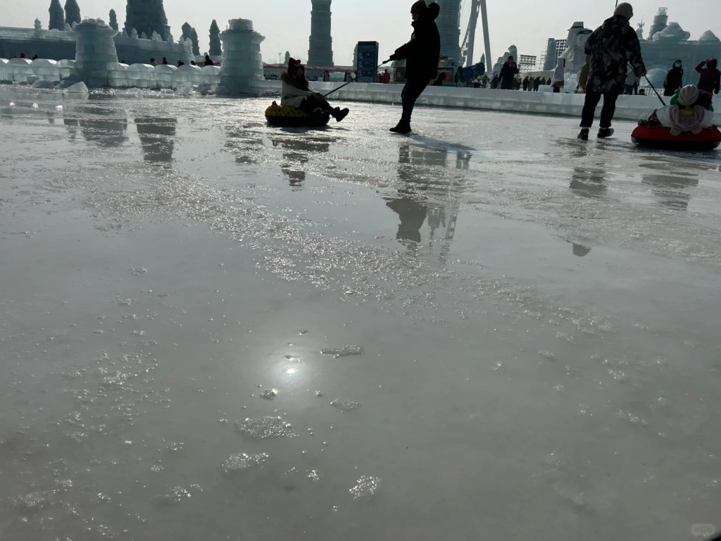 哈爾濱冰雪大世界的大型冰雕因為融化，即將閉園。小紅書