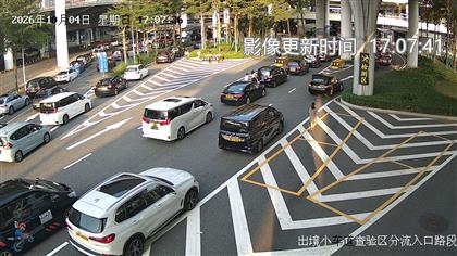 據微信公眾號「港珠澳大橋口岸實時通關」下午5時顯示,小客車出入境通道現時處於「極度高峰」,車龍超過500米,候檢時間超過40分鐘。 據微信公眾號「港珠澳大橋口岸實時通關」下午5時顯示,小客車出入境通道現時處於「極度高峰」,車龍超過500米,候檢時間超過40分鐘。
