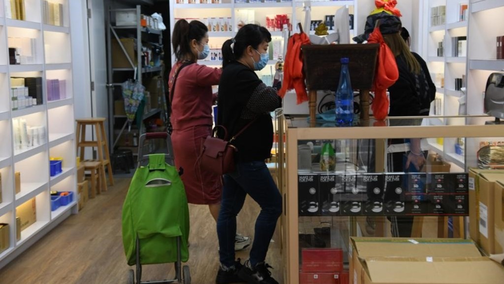 有美妝店嘆通關首日人流增多,但內地客多只看不買。何健勇攝