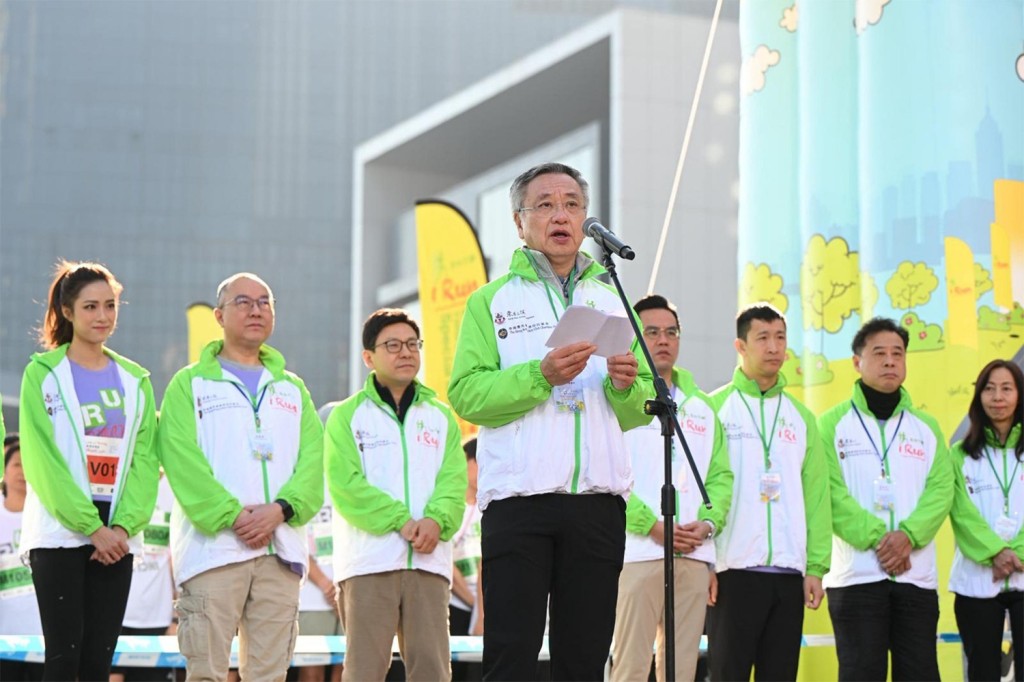 馬會董事羅啟華在東華三院「奔向共融」 — 香港賽馬會特殊馬拉松 2026起步禮上致辭。馬會提供圖片