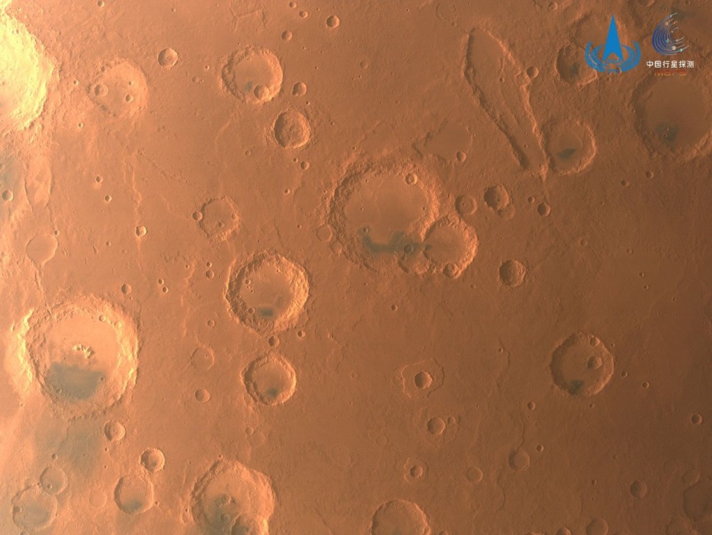 環繞器中分相機拍攝阿拉伯高地撞擊坑影像，圖像展示了該地區分佈的數十個撞擊坑的地貌特徵。