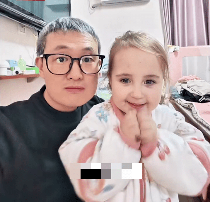中國人爸媽生出的女兒竟呈現金髮碧眼特徵。