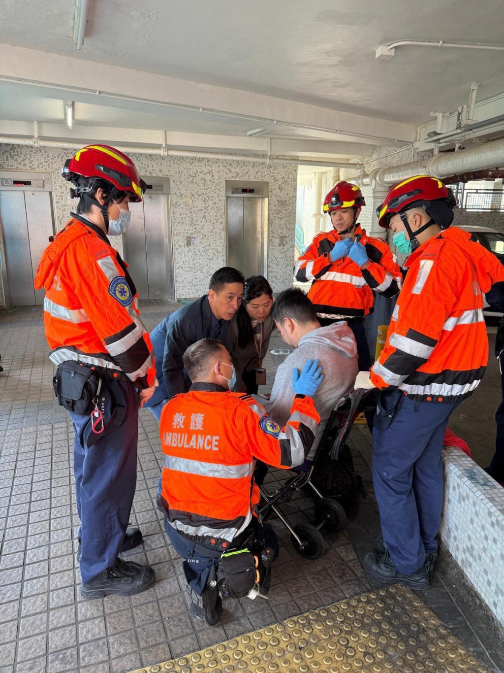 憑着以心為心的信念，陳日風（後排右三）至今保持着百分百成功的談判紀錄。