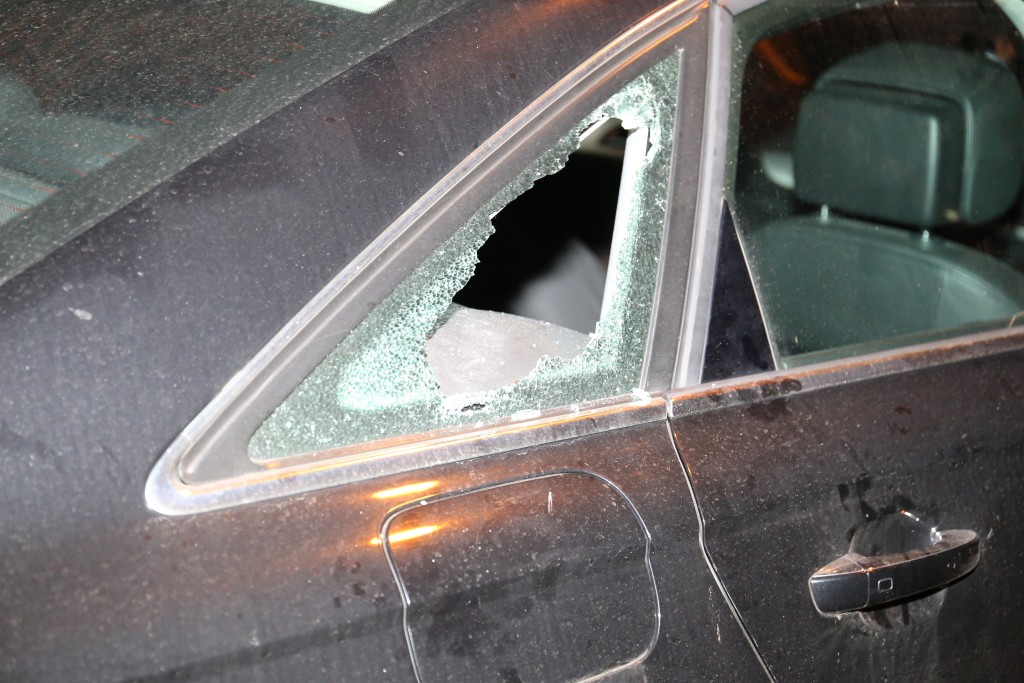 警员尝试用警棍扑碎车辆后座三角窗，以拦阻离去。