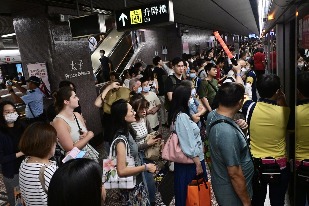 職員在太子站月台維特秩序。陳極彰攝