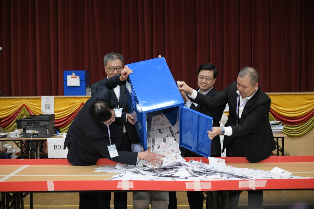 去年區議會選舉，政府鋪天蓋地宣傳。資料圖片