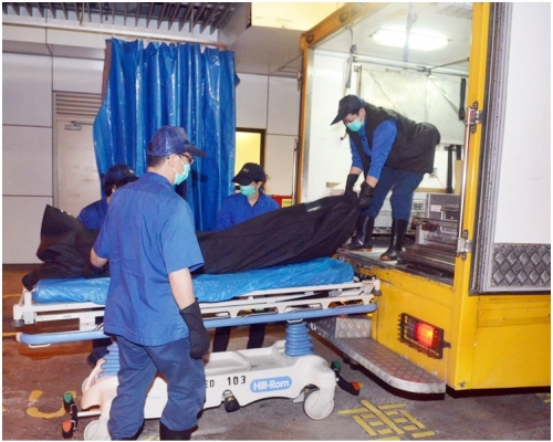 仵工移走死者遺體。