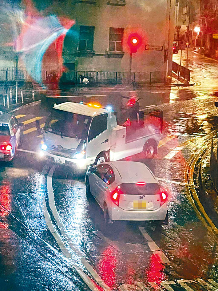 涉事拖車「甩扣」導致跑車溜後肇禍。　