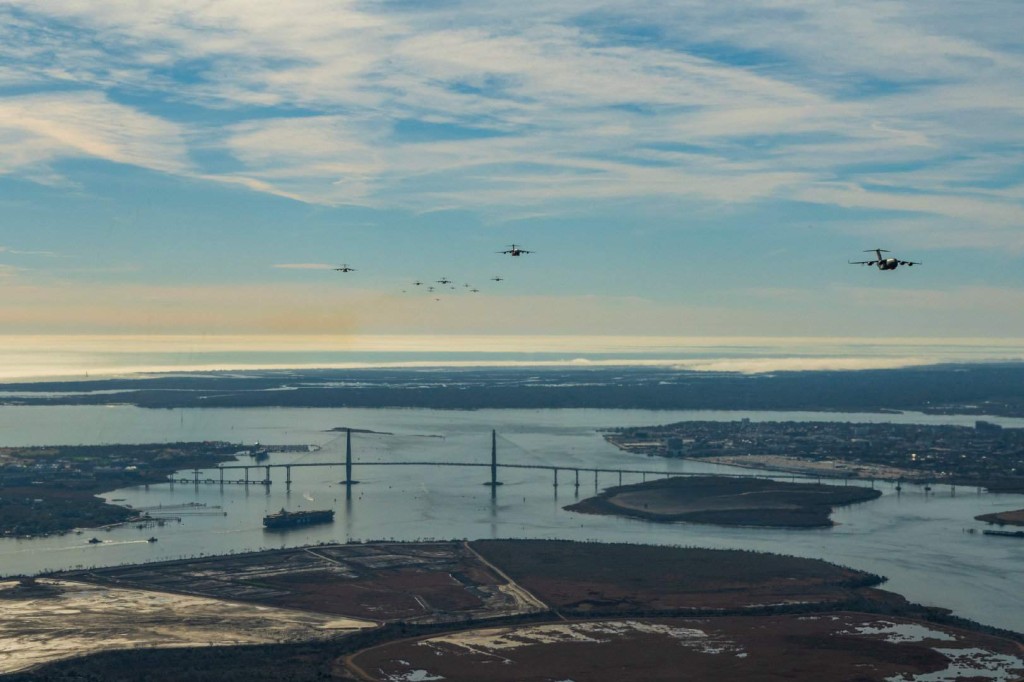 C-17運輸機隊飛越羅芙奧大橋壯觀場景引來不少民眾關注。