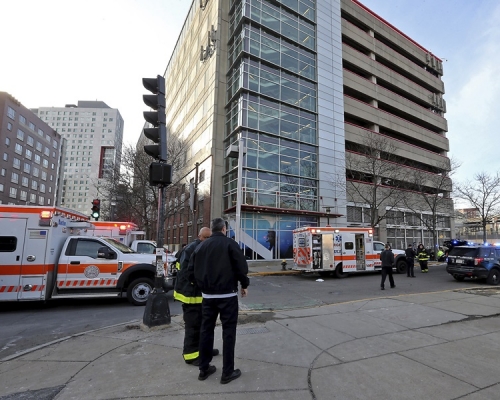 大批警員及救護車到場調查。AP 