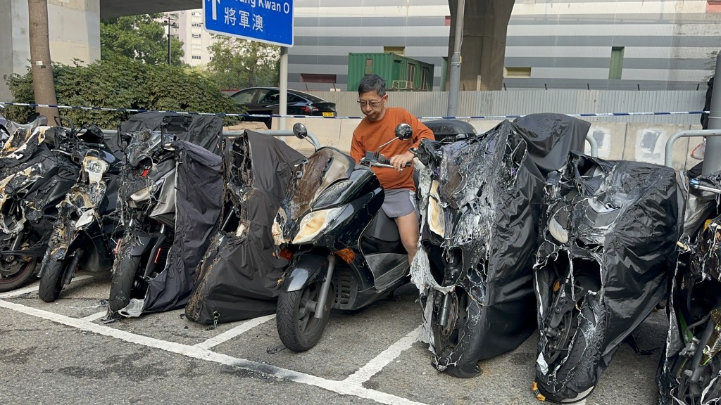 麗港城居民林先生到場了解電單車損毀倩況。