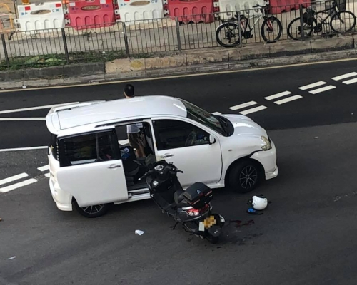大圍迴旋處電單車撞上私家車。Kam Shing Chan‎ 圖片