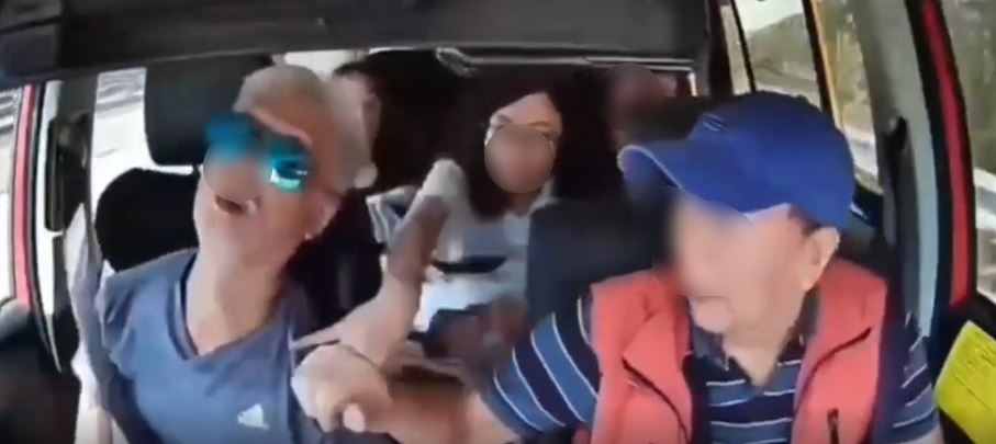 女乘客拍打司機。  Threads@asiaidiotdrivers影片截圖  ​