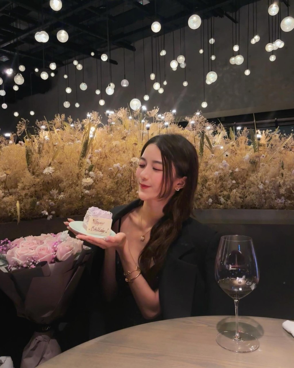 陳星妤獲贈粉色玫瑰花及生日蛋糕，一臉冧爆甜笑。