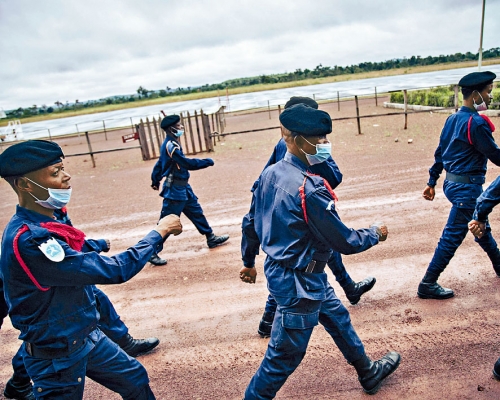 ■剛果（金）警員在機場附近巡邏。