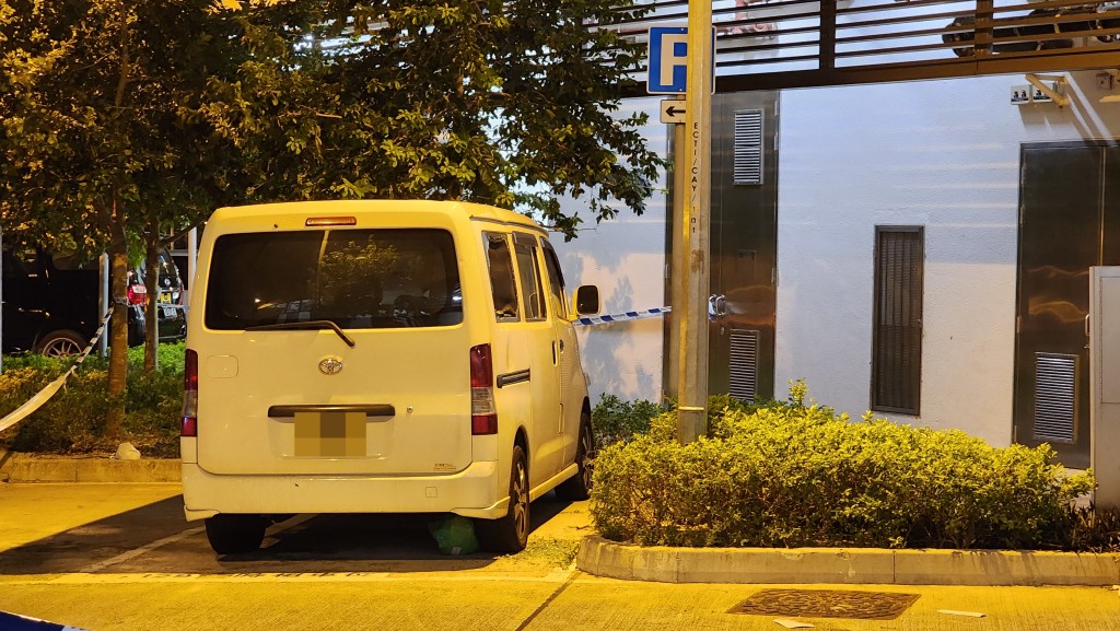 一部私家車被波及,車窗碎裂。 一部私家車被波及,車窗碎裂。