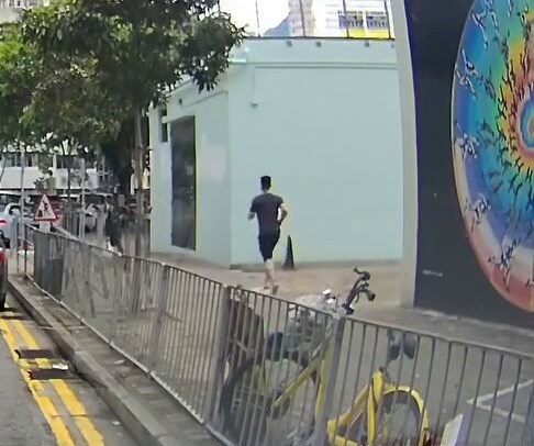 大多數網民都集中批評跑步男莽撞。fb「車cam L（香港群組）」截圖