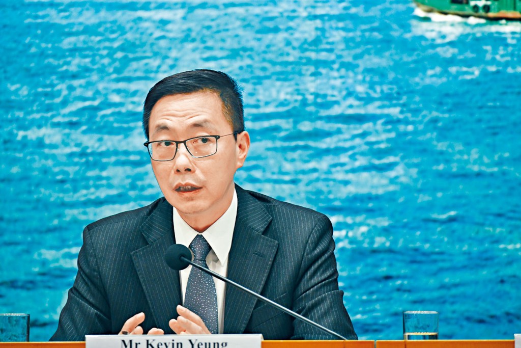 杨润雄重申校园不应有政治表达，点名指《愿荣光归香港》明显是有政治讯息的宣传歌曲，不宜在校内唱。