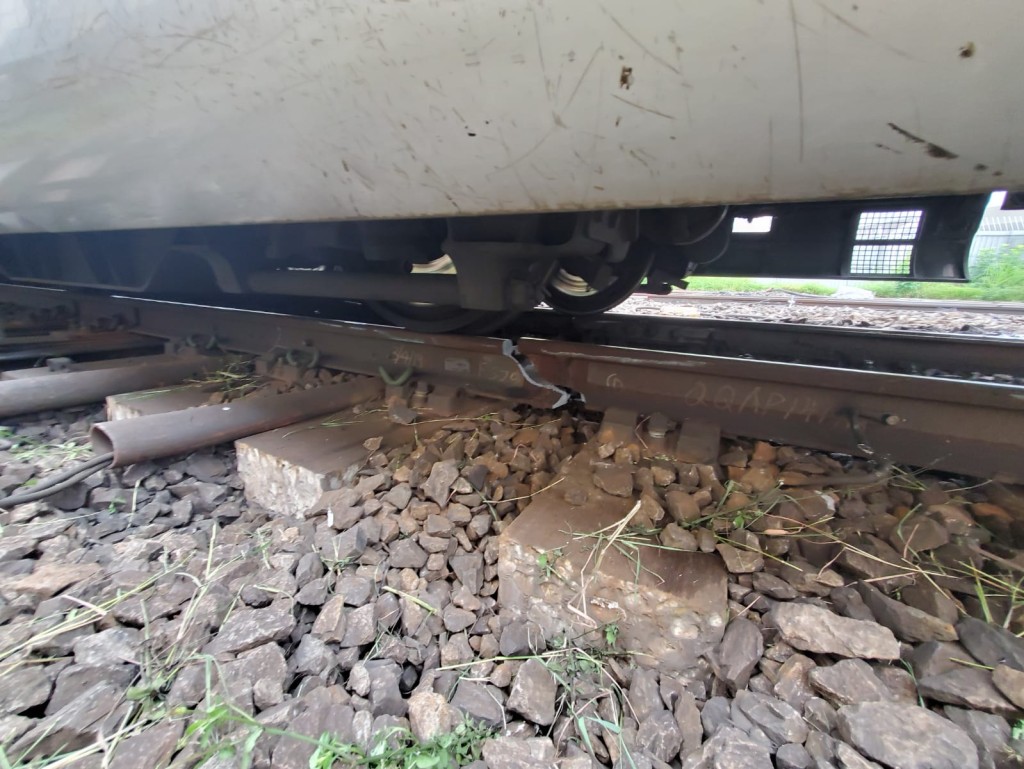 車卡斷開兩截車門飛脫，橫跨兩條路軌。