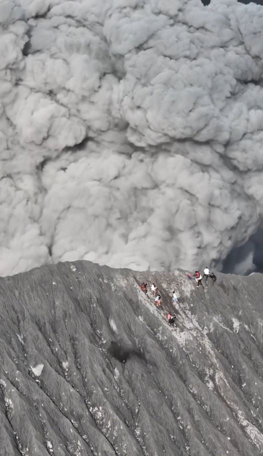 印尼的杜科诺活火山突然喷发，火山口的登山客慌忙逃生。＠Anak Esa