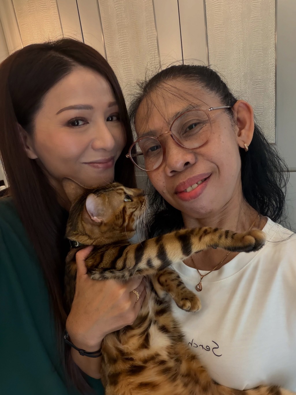 近日滕麗名抱著愛貓,溫馨送別相伴12年的外傭。 近日滕麗名抱著愛貓,溫馨送別相伴12年的外傭。