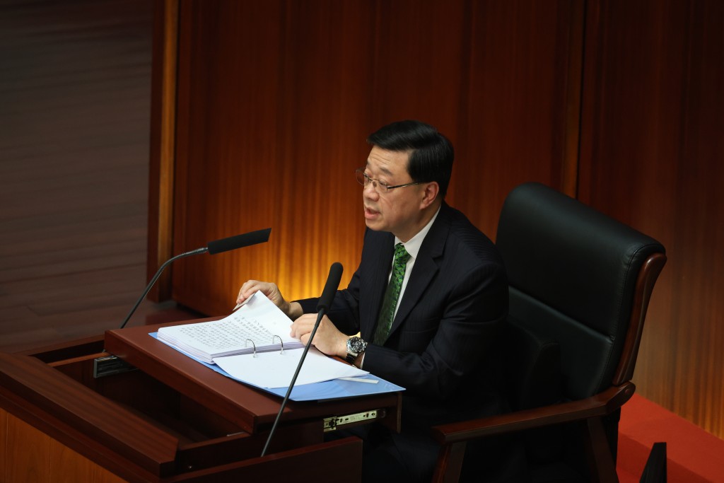 李家超於施政報告中承諾鞏固科研人才及資金優勢。何家豪攝