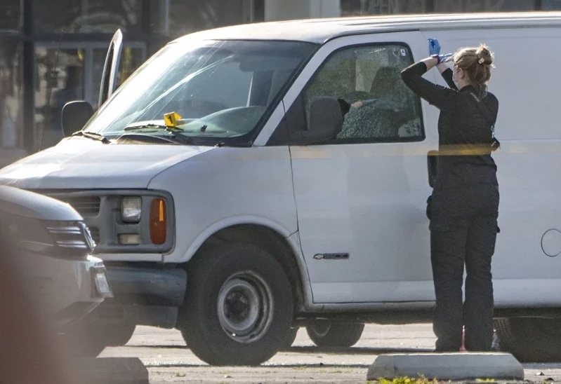 白色車右邊駕駛位上的男子疑已開槍自斃。