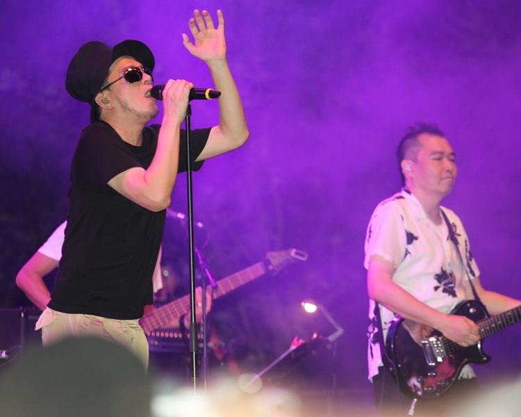 黄耀明表示香港天气热一点，惊刘以达会热晕。