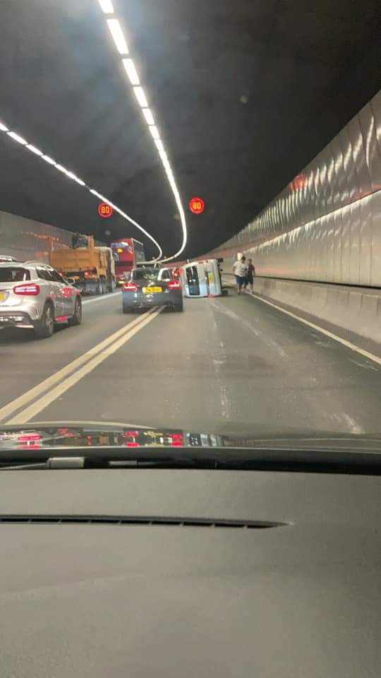 司機自行爬出車外。網上圖片