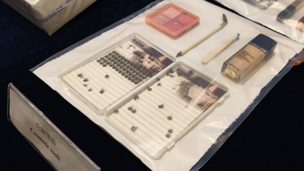 入境處檢取被捕人的攝影器材、道具、化妝用品及智能電話等。黃文威攝 入境處檢取被捕人的攝影器材、道具、化妝用品及智能電話等。黃文威攝