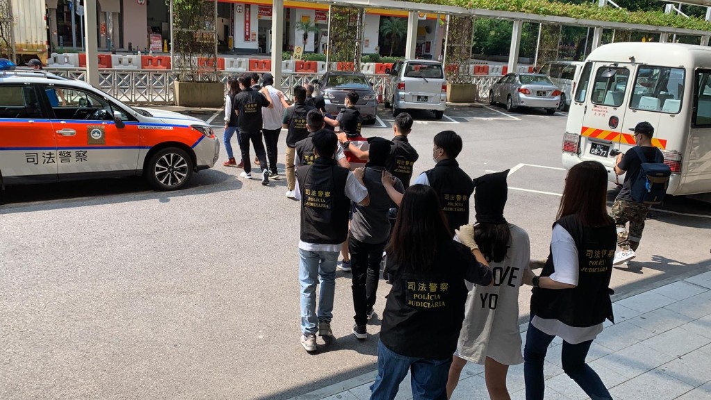 澳門司警拘捕4男1女。
