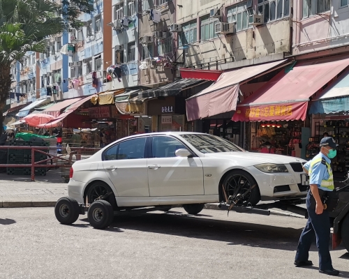 警方在荃灣拖走6車。圖:警方提供