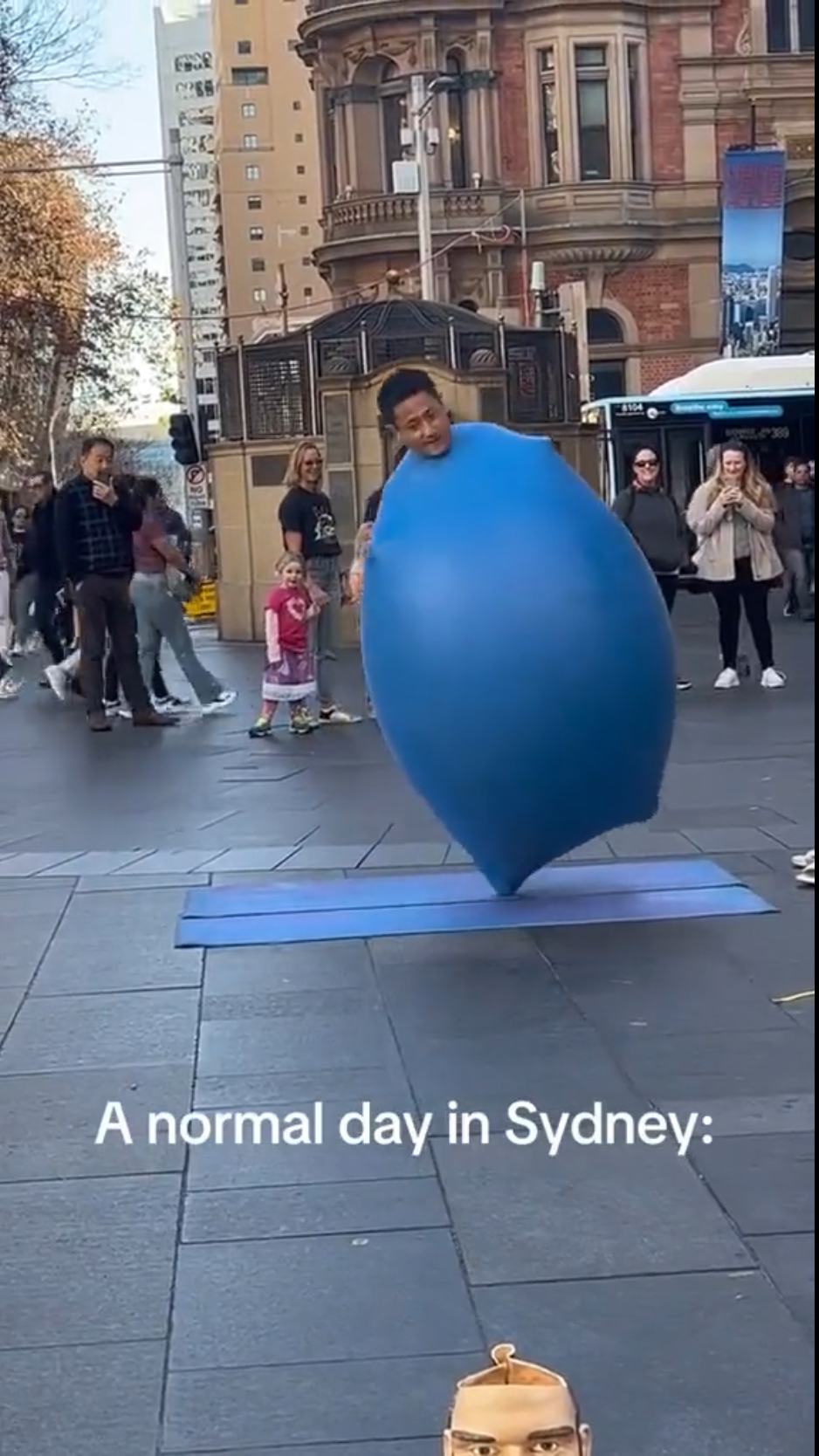 「悉尼气球人」弹跳逗途人笑。 X