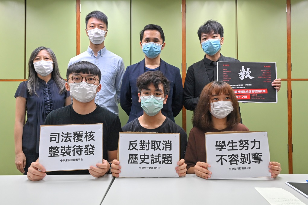 香港眾志副主席鄭家朗(前左)