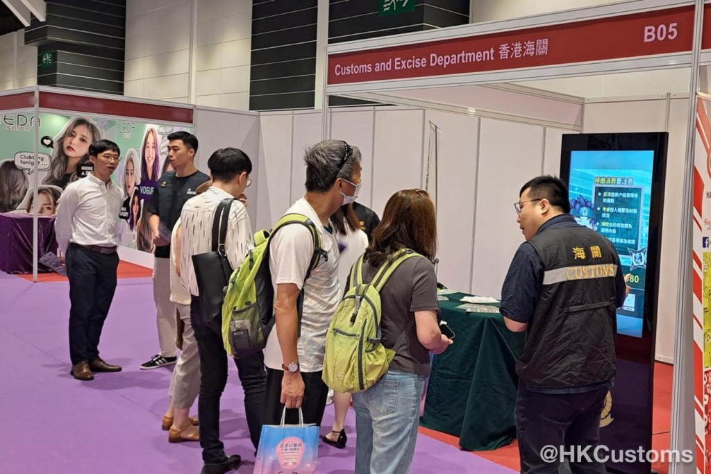 海關向市民派發傳單及播放宣傳影片,提醒購買婚禮預繳套餐要留神。 海關向市民派發傳單及播放宣傳影片,提醒購買婚禮預繳套餐要留神。