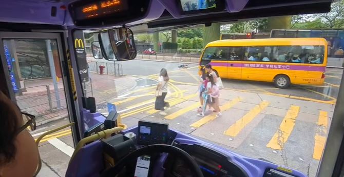 男子倒臥地上。fb 車cam L（香港群組）  