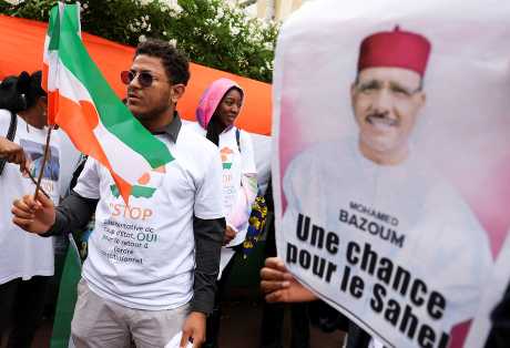 支持者在尼日爾駐巴黎大使館示威，聲援被推翻的總統巴祖姆。路透社