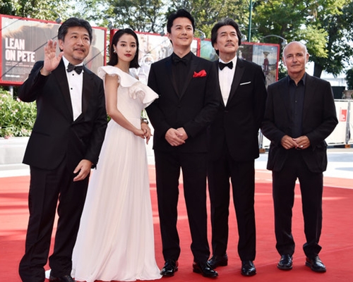 众人为新片《第三次杀人》造势。