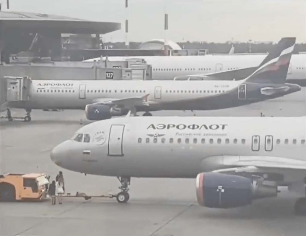 事發時,客機正準備離開停機坪。X影片截圖 事發時,客機正準備離開停機坪。X影片截圖