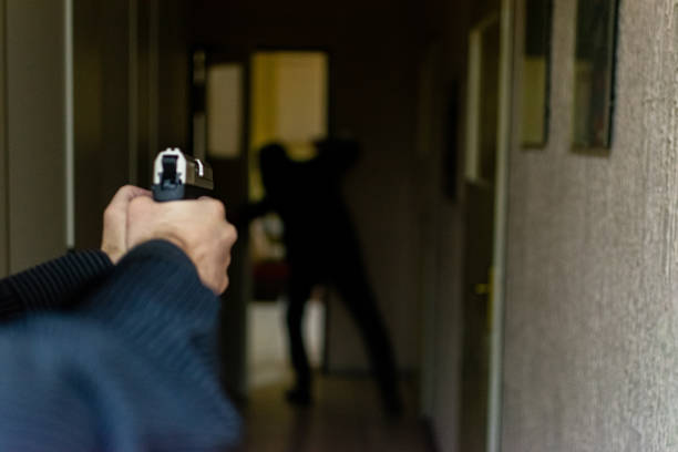 考奧承認自己用 25,000 泰銖雇用槍手上門把兒子殺掉。示意圖