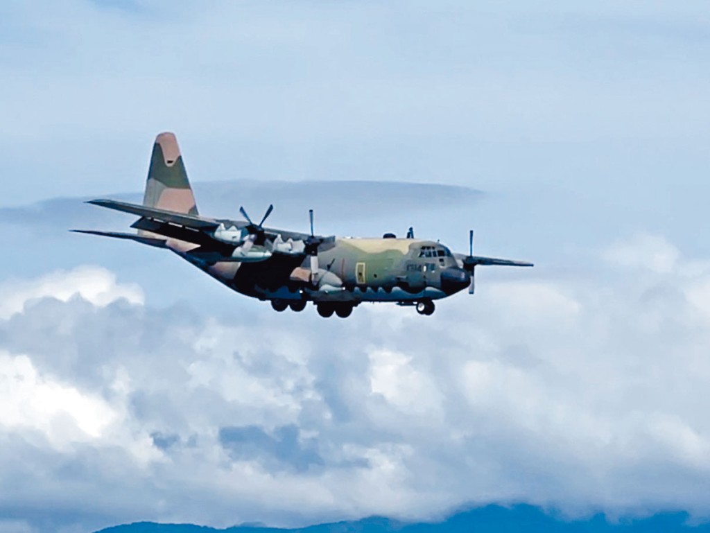 台軍C130運輸機飛抵台東基地。