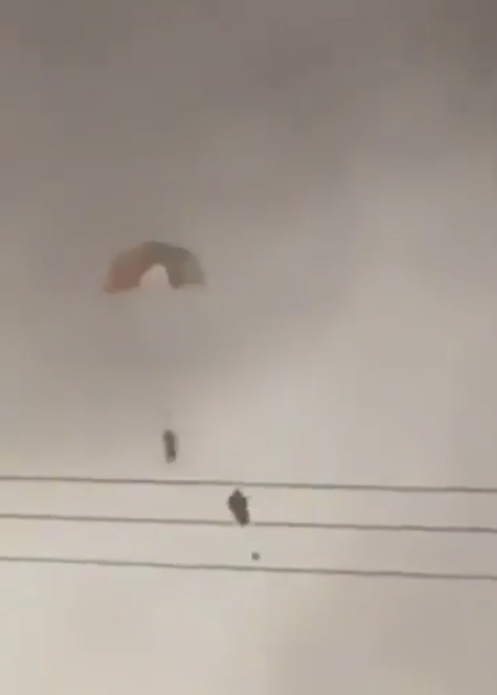 网传影片显示疑似美军F-15战机在科威特坠毁,飞行员跳伞生还。 X@RbtGil 网传影片显示疑似美军F-15战机在科威特坠毁,飞行员跳伞生还。 X@RbtGil