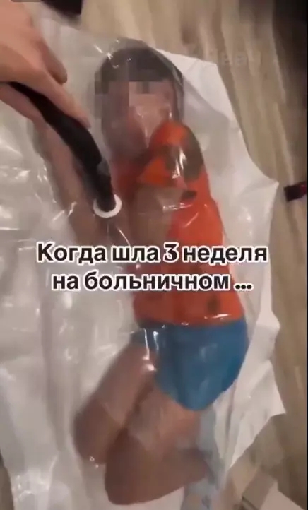 俄羅斯網紅Anna Saparina發布將兒子真空包裝的影片。 X平台 俄羅斯網紅Anna Saparina發布將兒子真空包裝的影片。 X平台