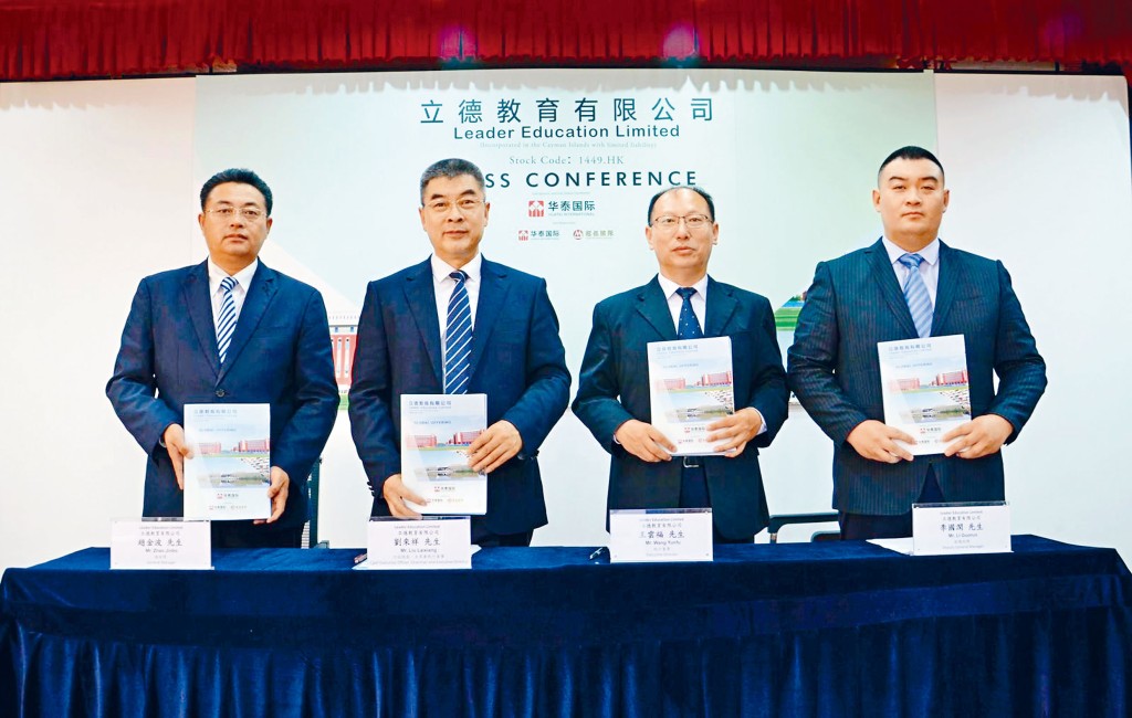 劉來祥（左二）指，綫上教學有其獨特優勢，相信疫情之後將會採用兩者相結合的教育模式。
