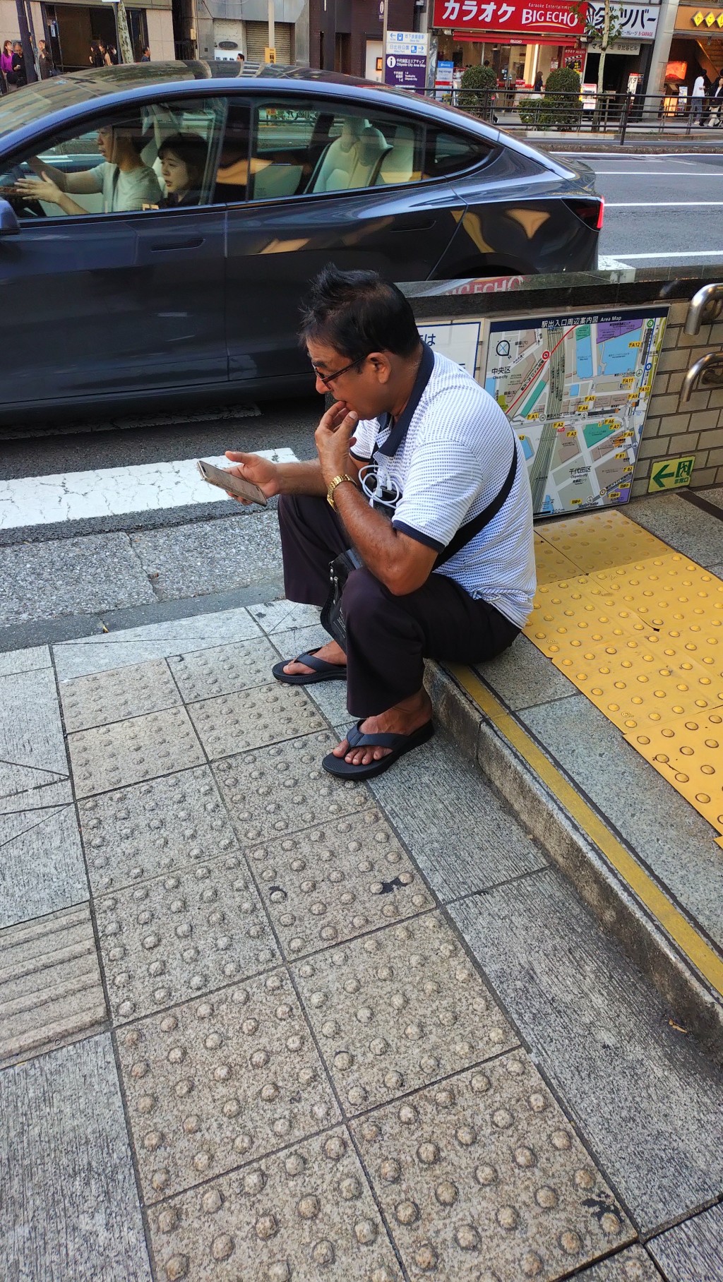 席地族|日本網民不滿遊客在銀座路邊隨地坐下。@migaki13 / X 席地族|日本網民不滿遊客在銀座路邊隨地坐下。@migaki13 / X