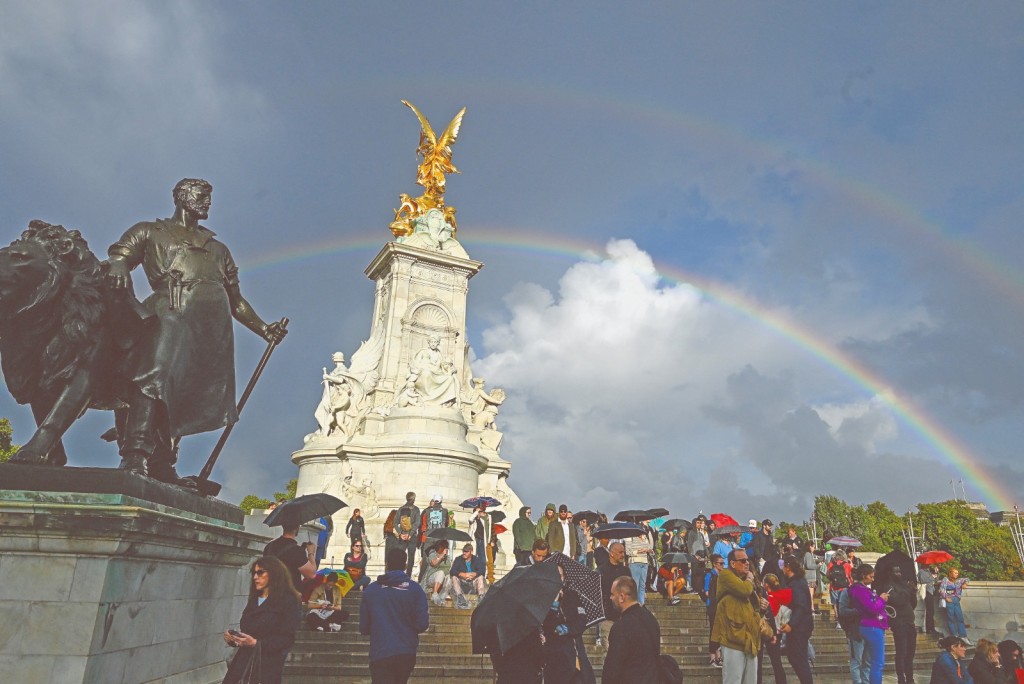 白金漢宮宣布女皇駕崩後，天上忽現雙彩虹，被指是女皇給人民的訊息。
