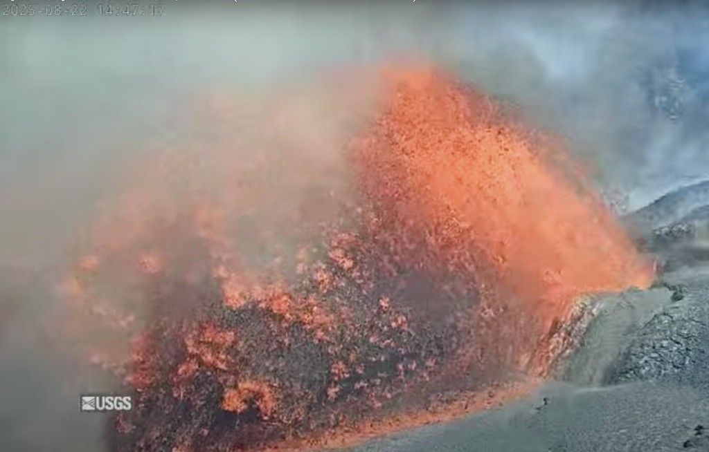 夏威夷幾勞亞火山爆發,暫無危險可近距觀賞熔岩噴泉。 美聯社/USGS 夏威夷幾勞亞火山爆發,暫無危險可近距觀賞熔岩噴泉。 美聯社/USGS